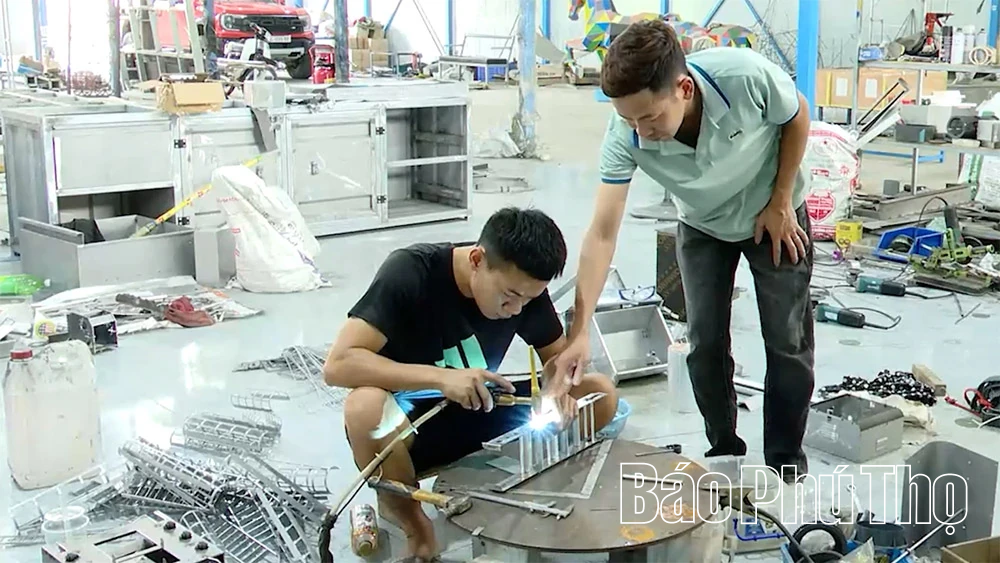 Artesão local leva produtos mecânicos vietnamitas ao nível internacional.