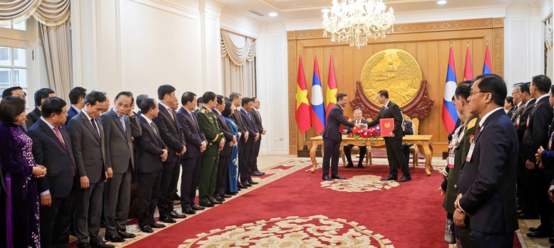 Vietnam ve Laos Sanayi ve Ticaret Bakanlıkları, endüstriyel zincir bağlantılarının geliştirilmesine ilişkin Mutabakat Zaptı alışverişinde bulundu - Fotoğraf 2. Bộ Công Thương hai nước Việt Nam, Lào trao Biên bản ghi nhớ về phát triển chuỗi liên kết công nghiệp- Ảnh 2.