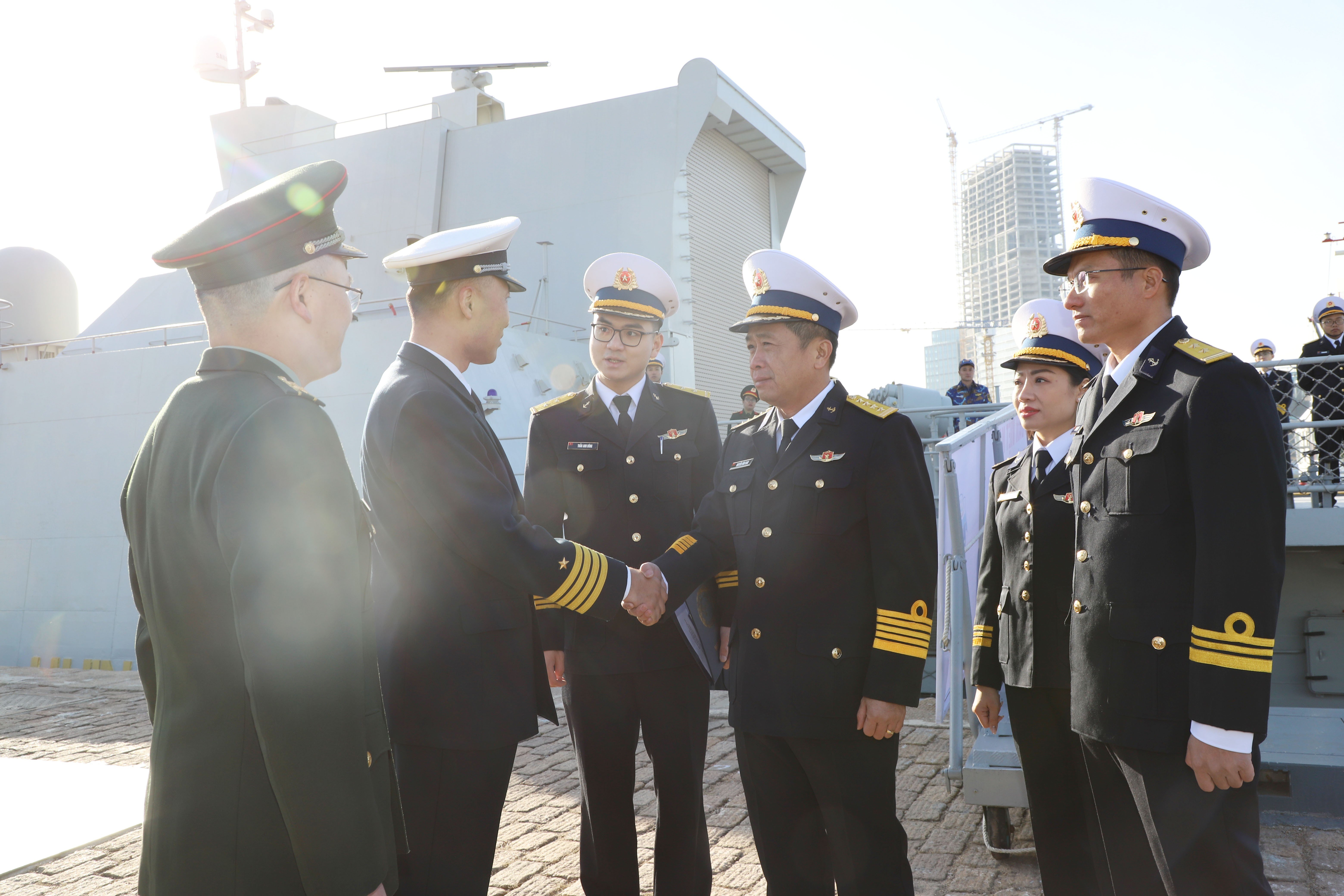 Tàu 015-Trần Hưng Đạo bắt đầu thăm, giao lưu với hải quân Trung Quốc