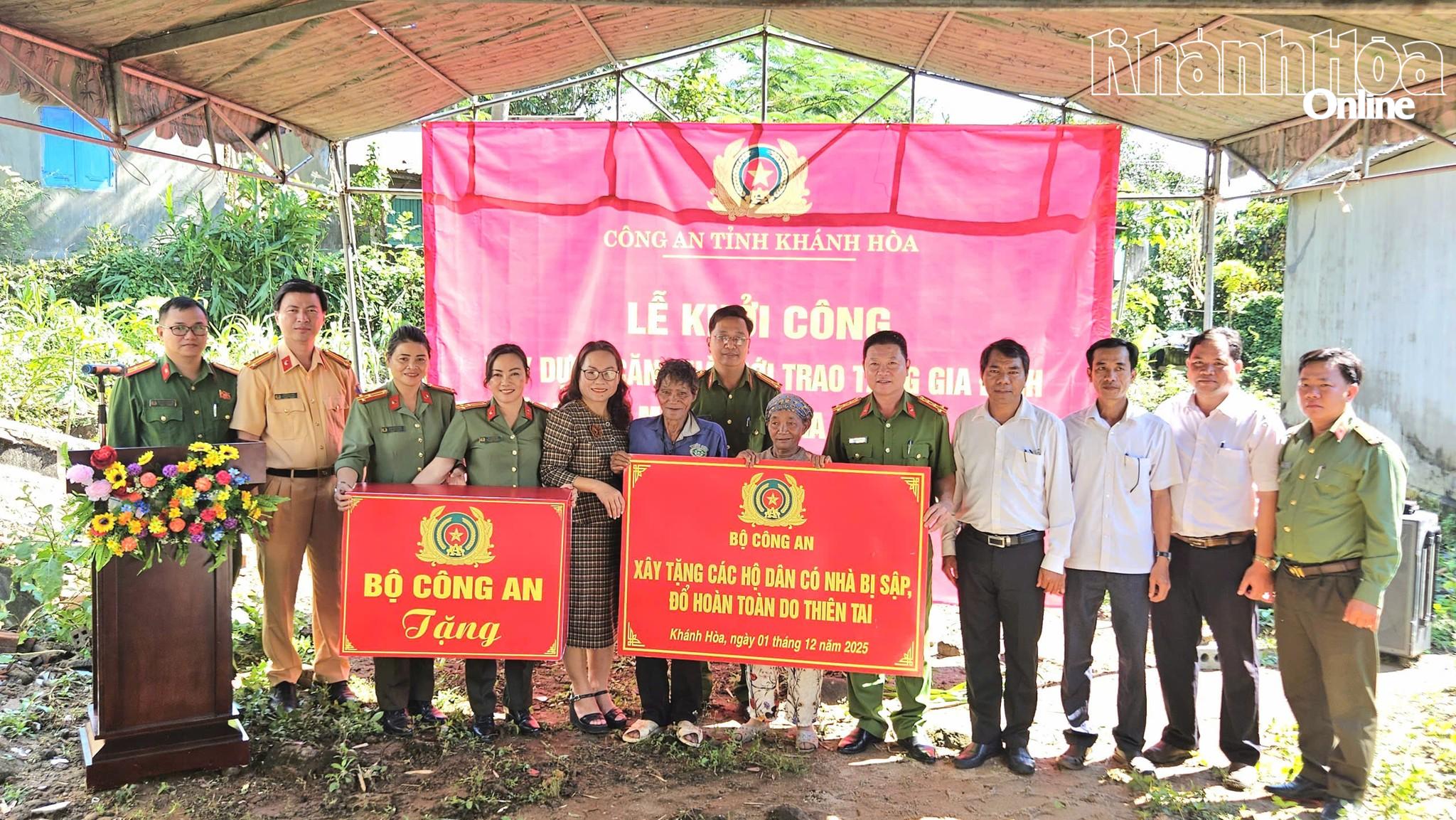 Đại diện lãnh đạo Công an tỉnh trao bảng tượng trưng 100 triệu đồng hỗ trợ xây nhà cho gia đình ông Vượng.