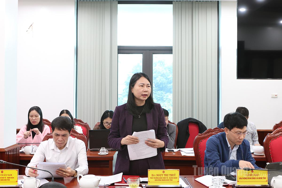 Ledarna för den ekonomiska och budgetmässiga kommittén i det provinsiella folkrådet diskuterade och lämnade kommentarer om resolutionsutkastet.