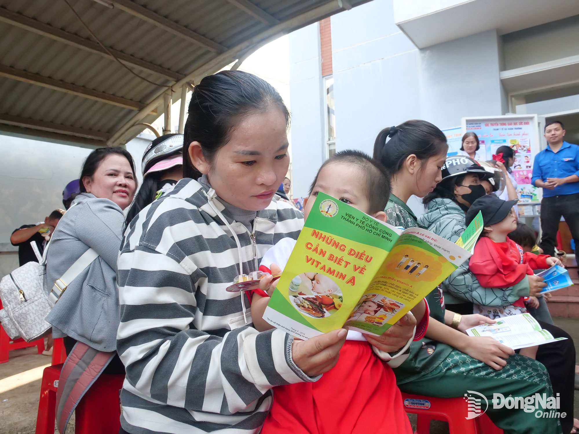 والدین در مورد فواید ویتامین A برای کودکان اطلاعات کسب می‌کنند. عکس: هان دانگ 