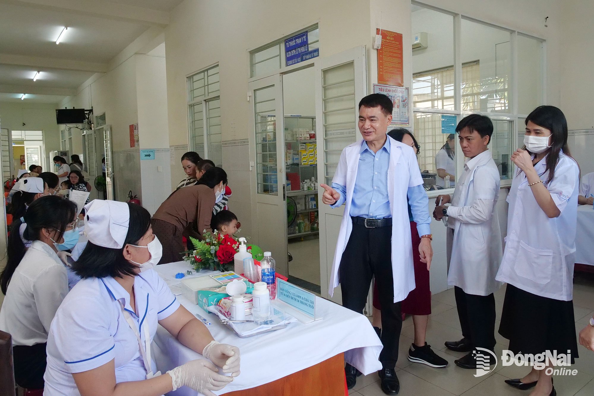 گروه کاری موسسه تغذیه بر ایستگاه سلامت شوان ترونگ، کمون شوان لوک نظارت دارد. عکس: هان دونگ 