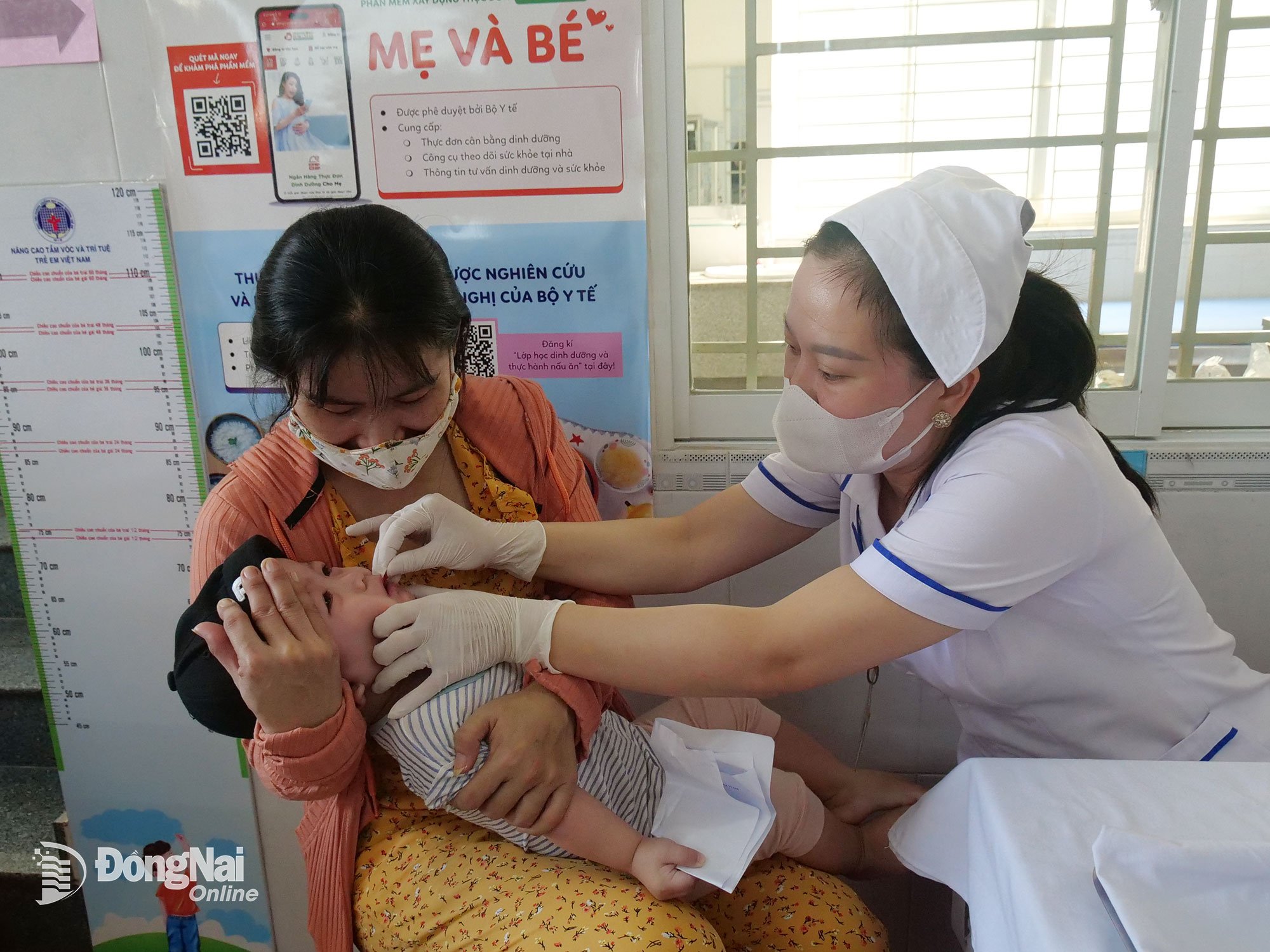 کادر پزشکی به کودکان ویتامین A می‌دهند. عکس: هان دانگ