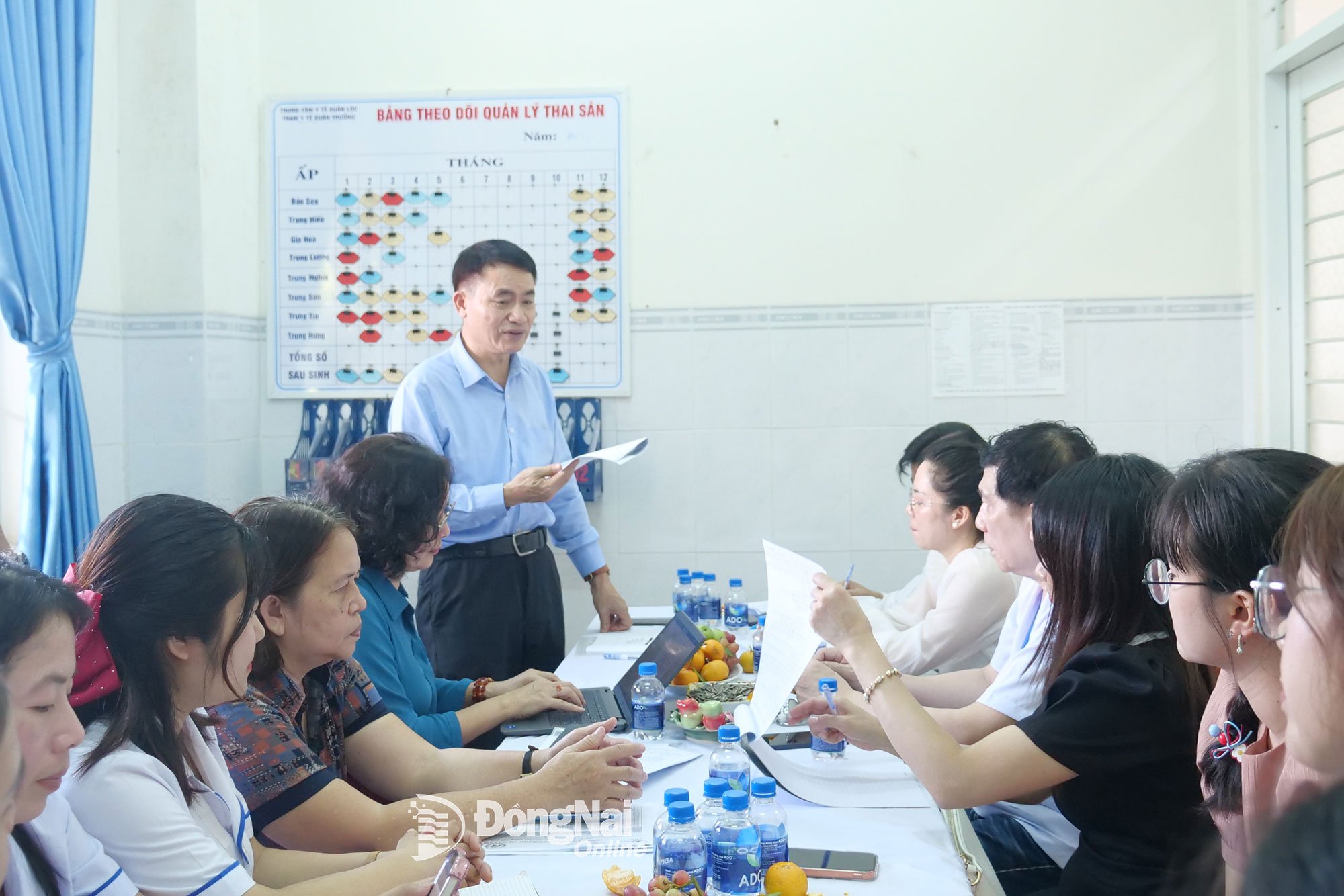 دانشیار، دکتر تران تان دونگ، مدیر موسسه تغذیه، جلسه پایش را به پایان رساند. عکس: هان دونگ 