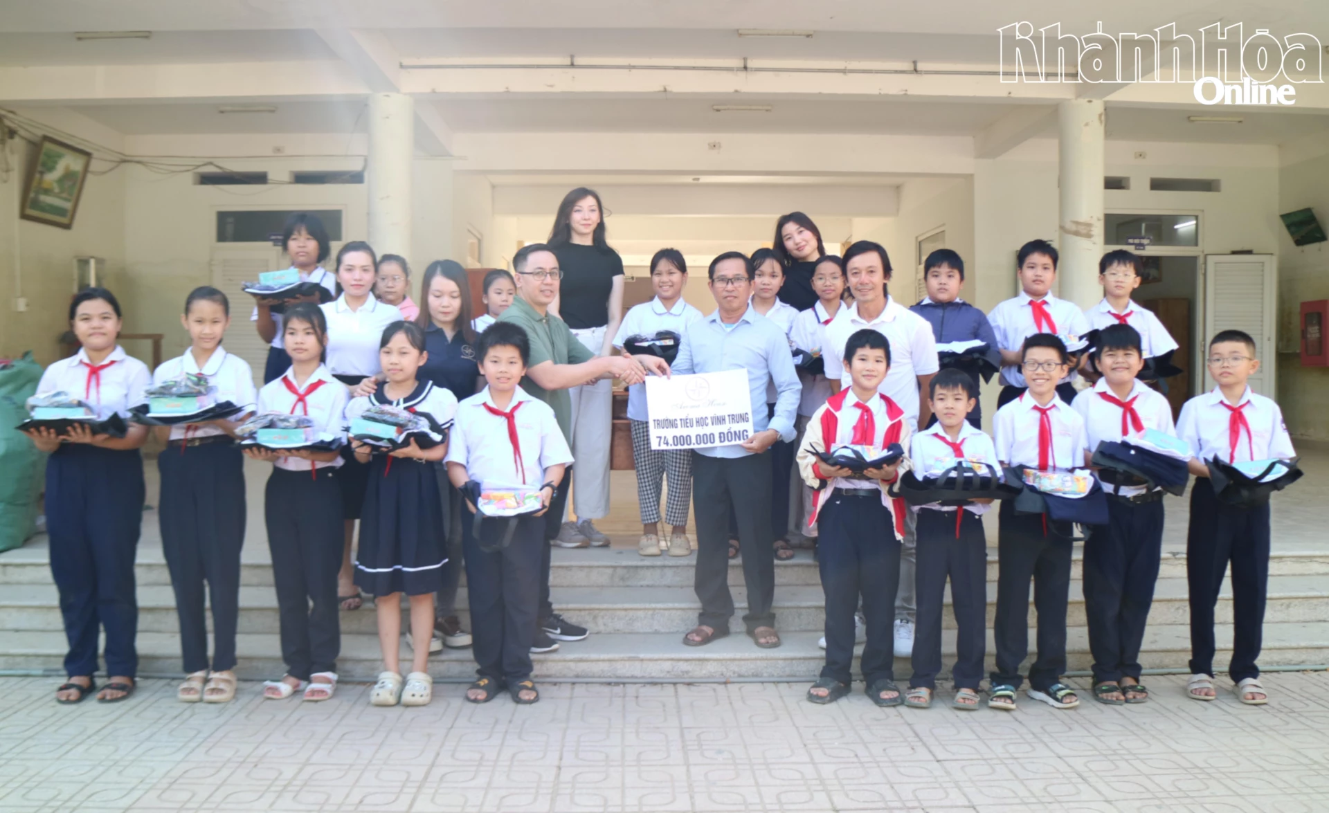 تقديم الهدايا لدعم طلاب مدرسة فينه ترونغ الابتدائية (منطقة نها ترانج الغربية).