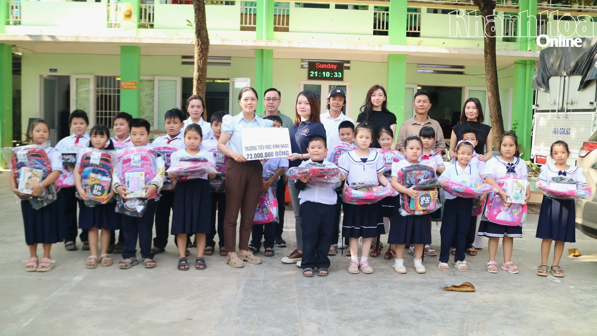 تقديم الهدايا لدعم طلاب مدرسة فينه نغوك الابتدائية (منطقة نها ترانج الغربية).