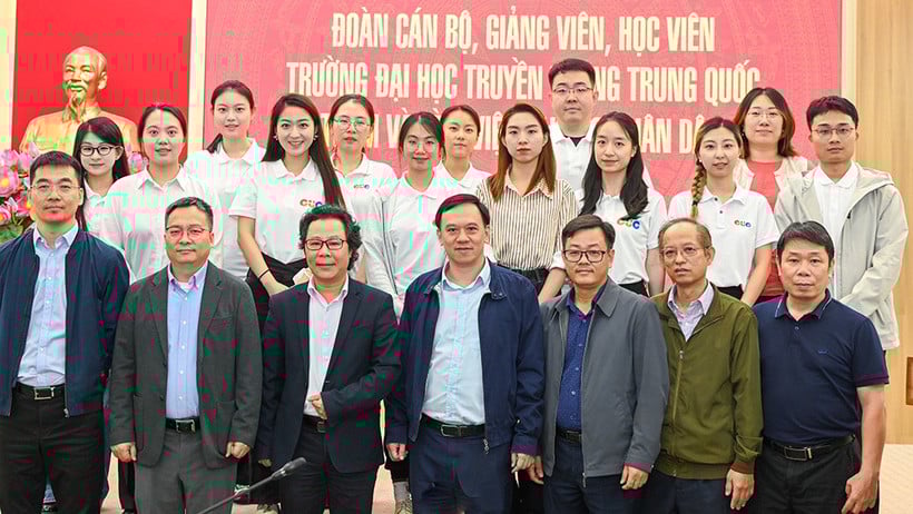 Ledare och personal från tidningen Nhan Dan och delegationen från Kinas kommunikationsuniversitet tog ett souvenirfoto. (Foto: THE DAI)