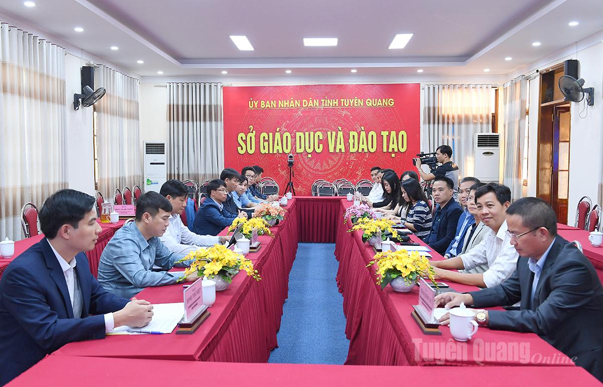 Representantes do Departamento de Educação e Formação e da empresa VTC Online Media Joint Stock assinaram um acordo de cooperação.