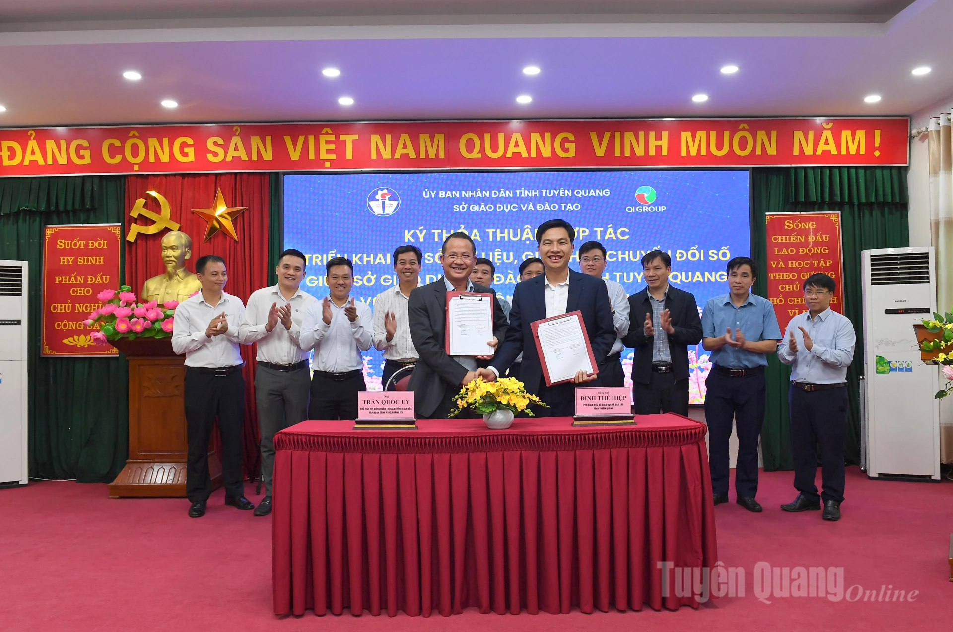 Representantes do Departamento de Educação e Formação e da Quang Ich Technology Group Joint Stock Company assinaram um acordo de cooperação.