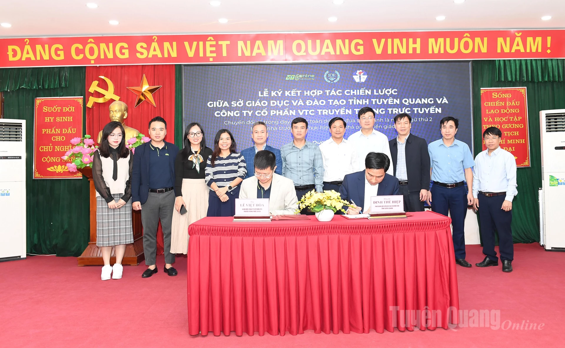 Representantes do Departamento de Educação e Formação e da empresa VTC Online Media Joint Stock assinaram um acordo de cooperação.