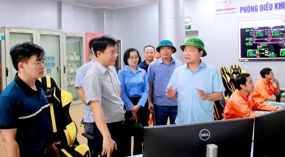 Ředitel ministerstva zemědělství a životního prostředí Nghe An, pan Hoang Quoc Viet (třetí zprava), kontroluje provoz vodní elektrárny Ban Ve v roce 2025. Foto: Viet Khanh.