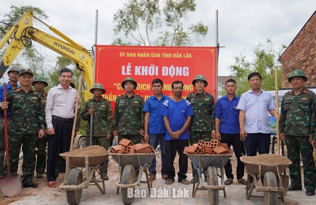 Руководители провинций и делегаты провели церемонию закладки первого камня.