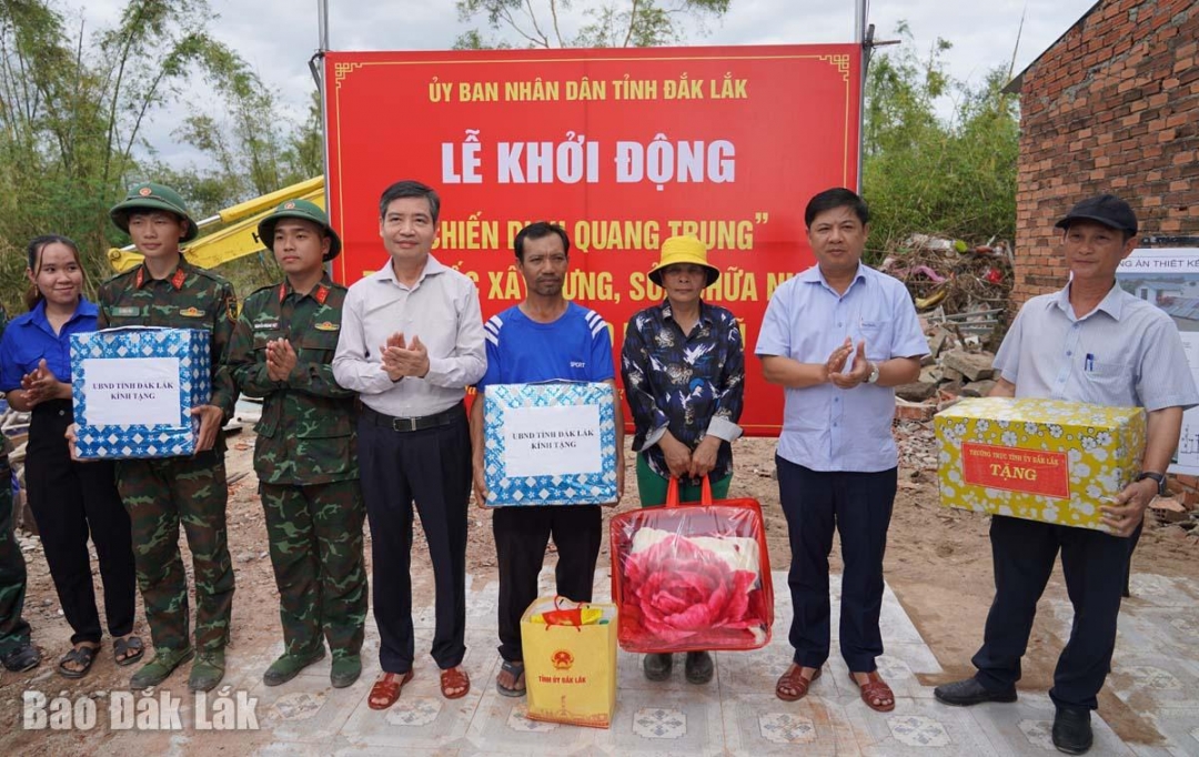 Руководители провинций вручили подарки домохозяйствам, подразделениям и силам, помогающим людям строить дома.