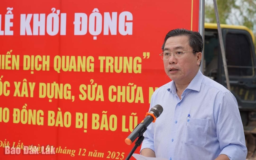 Товарищ Чан Хыу Тхе, член Постоянного комитета провинциальной партии, постоянный заместитель председателя Провинциального комитета Вьетнамского Отечественного Фронта, инициировал поддержку программы «Жилье для людей, проживающих в районах, пострадавших от наводнения».