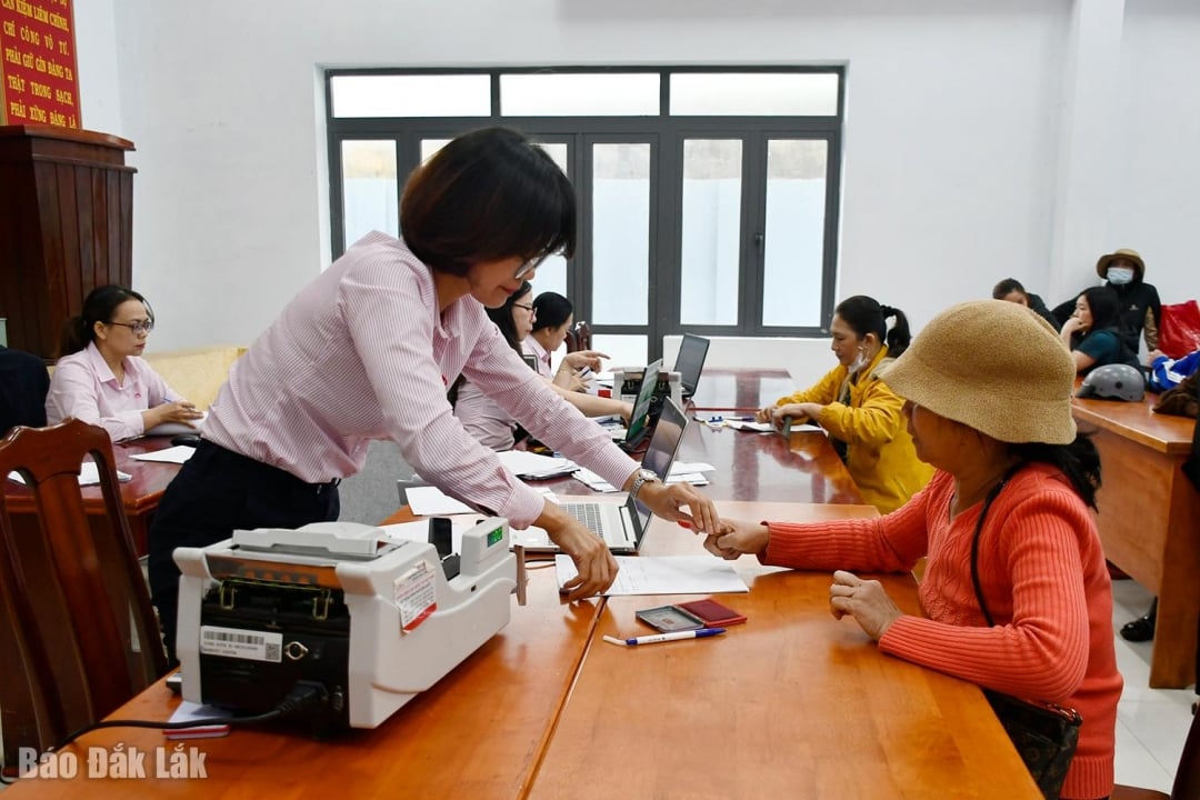 Personal vid Folkets kreditfond vägleder människor genom procedurerna för att ta emot kapital vid transaktionspunkten Tuy Hoa 2.