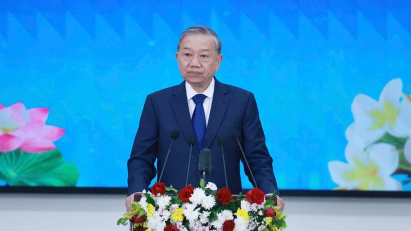 Generální tajemník To Lam pronesl politický projev na Laoské národní akademii politiky a veřejné správy odpoledne 1. prosince 2025. (Foto: Thong Nhat/VNA)