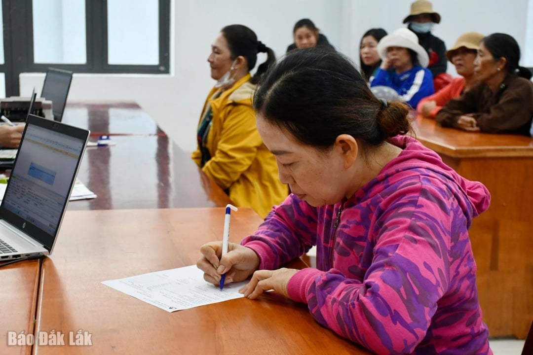 Invånare i Tuy Hoa-distriktet slutför procedurer för att låna policykreditkapital.