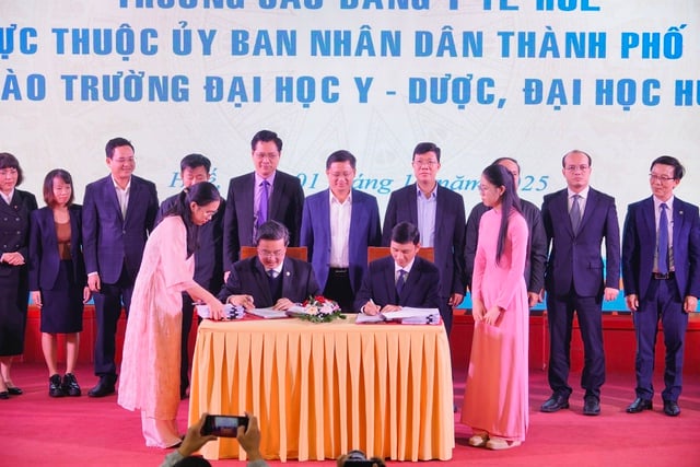 Bàn giao Trường Cao đẳng Y tế Huế sáp nhập vào Đại học Y Dược Huế- Ảnh 2.