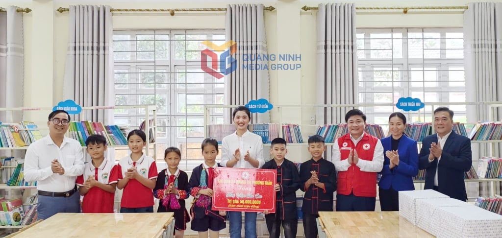 İl Kızılhaç Derneği liderleri, Quang Duc komünü, okul ve Bayan Hoang Phuong Thao, kütüphaneyi Quang Thinh İlkokulu ve Ortaokulu'ndaki (Quang Duc komünü) çocuklara tanıttı.
