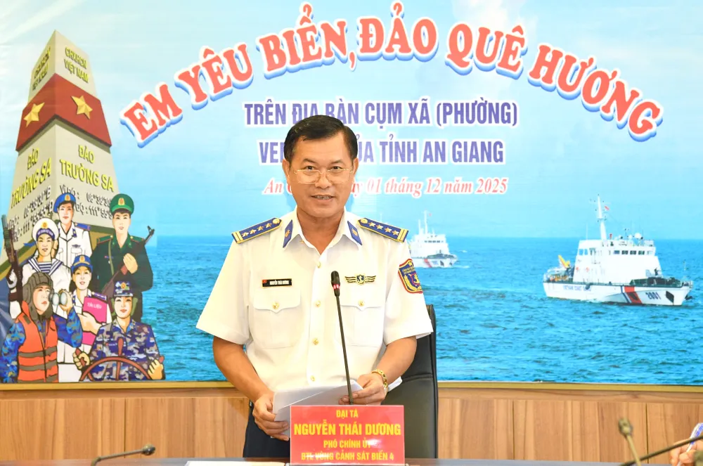 해안경비대 4지역 사령부의 정치부 차장인 응우옌 타이 즈엉 대령이 경연대회를 시작했습니다.