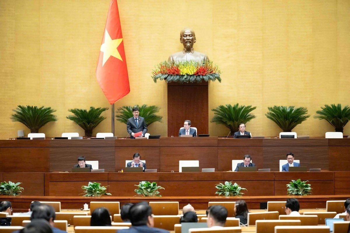 Phó Chủ tịch Quốc hội Vũ Hồng Thanh điều hành phiên thảo luận ở hội trường về dự thảo Nghị quyết của Quốc hội quy định một số cơ chế, chính sách tháo gỡ khó khăn, vướng mắc trong tổ chức thi hành Luật Đất đai. Ảnh: Quochoi.vn