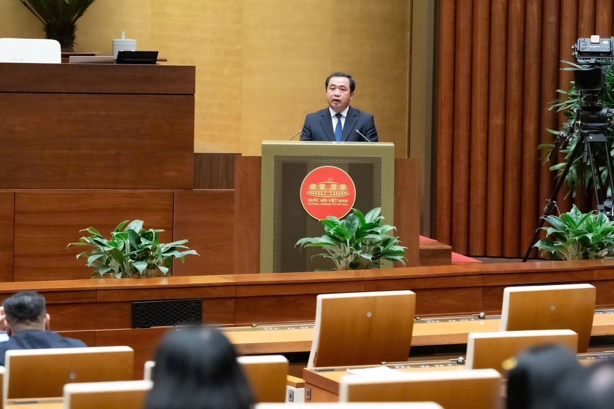 Bộ trưởng Bộ Nông nghiệp và Môi trường Trần Đức Thắng đã báo cáo, làm rõ hàng loạt vấn đề được đại biểu nêu. Ảnh: Quochoi.vn