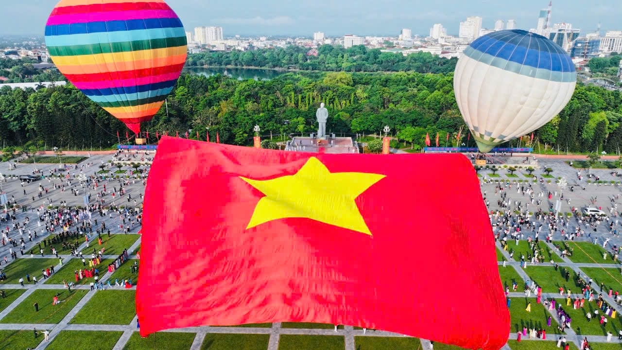 První ceremoniál vztyčení a vyvěšení vlajky se konal na náměstí Ho Či Minova města Nghe An u příležitosti oslav narozenin strýce Ho. Foto: Vo Hai