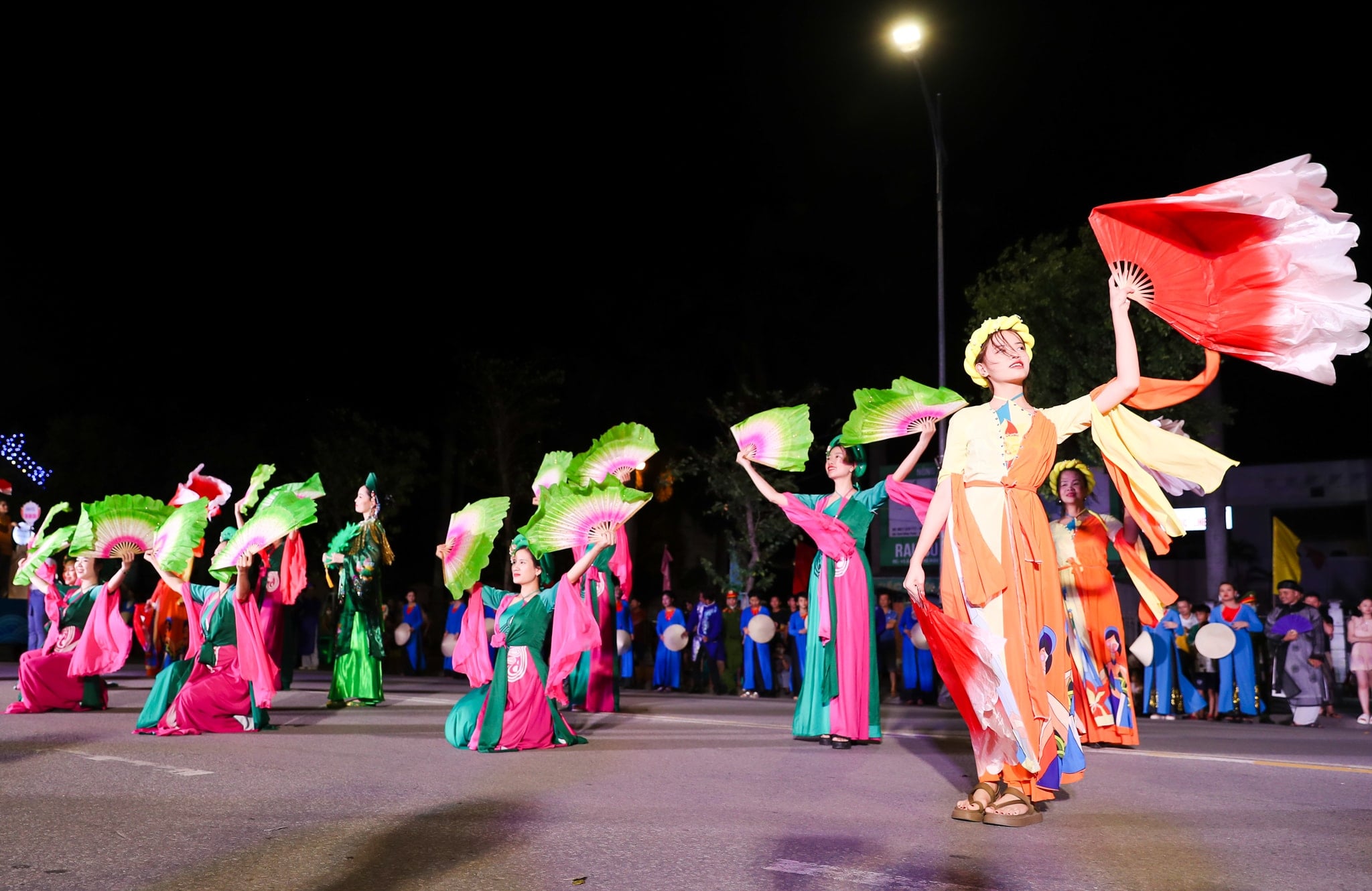 Slavnostní zakončení festivalu lidových písní v přehradě Nghe Tinh Vi 2023. Foto: Duc Anh