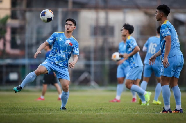 U.23 Vietnams första träningspass i Thailand, lite kända fakta om planen... - Foto 1. U.23 Việt Nam tập buổi đầu tiên tại Thái Lan, điều ít biết về sân bãi... - Ảnh 1.