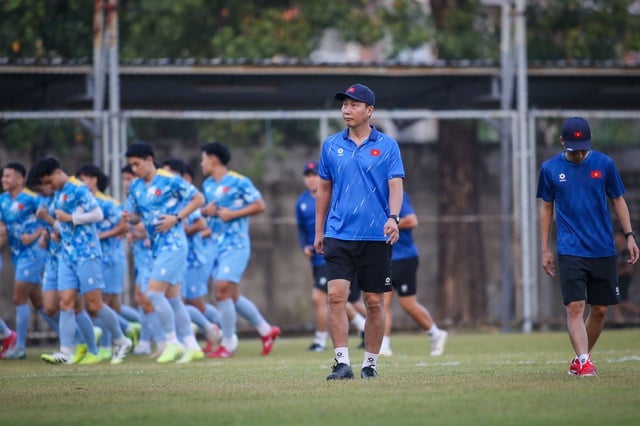 U.23 Vietnams första träningspass i Thailand, lite kända fakta om planen... - Foto 2. U.23 Việt Nam tập buổi đầu tiên tại Thái Lan, điều ít biết về sân bãi... - Ảnh 2.