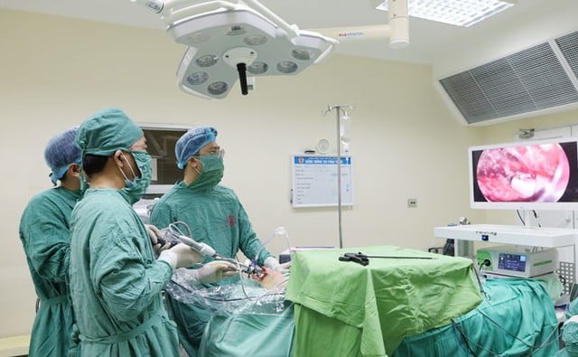 Transoral endoscopic thyroid ຜ່າຕັດຢູ່ໂຮງໝໍຫວຽດນາມ - ສວີເດນ - ພາບ 1. Phẫu thuật nội soi tuyến giáp qua đường miệng tại Bệnh viện Việt Nam – Thụy Điển Uông Bí- Ảnh 1.