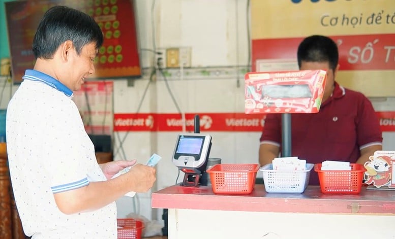 'Góc nhỏ của cơ hội' và hành trình 7 năm bán vé Vietlott tại TPHCM- Ảnh 3.
