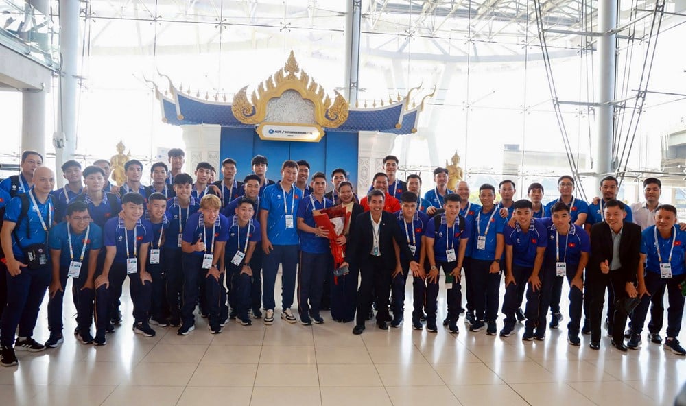 Echipa Vietnam U22 ajunge la Bangkok, pregătită pentru Jocurile SEA 33 - foto 3