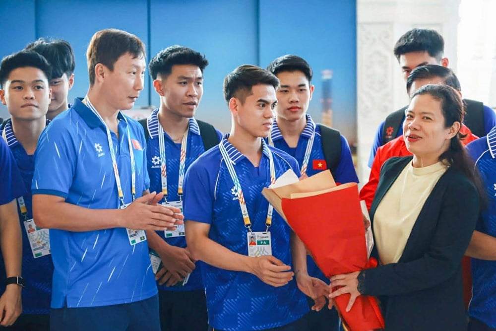Echipa Vietnam U22 ajunge la Bangkok, pregătită pentru Jocurile SEA 33 - foto 1