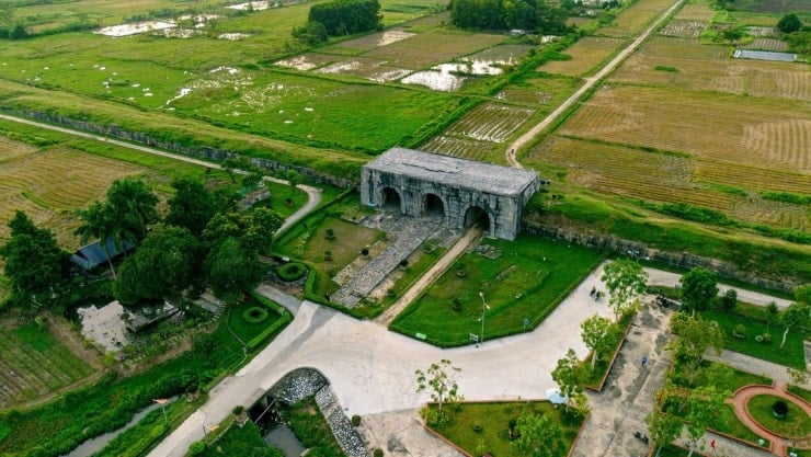 Площадь перед воротами цитадели Хо