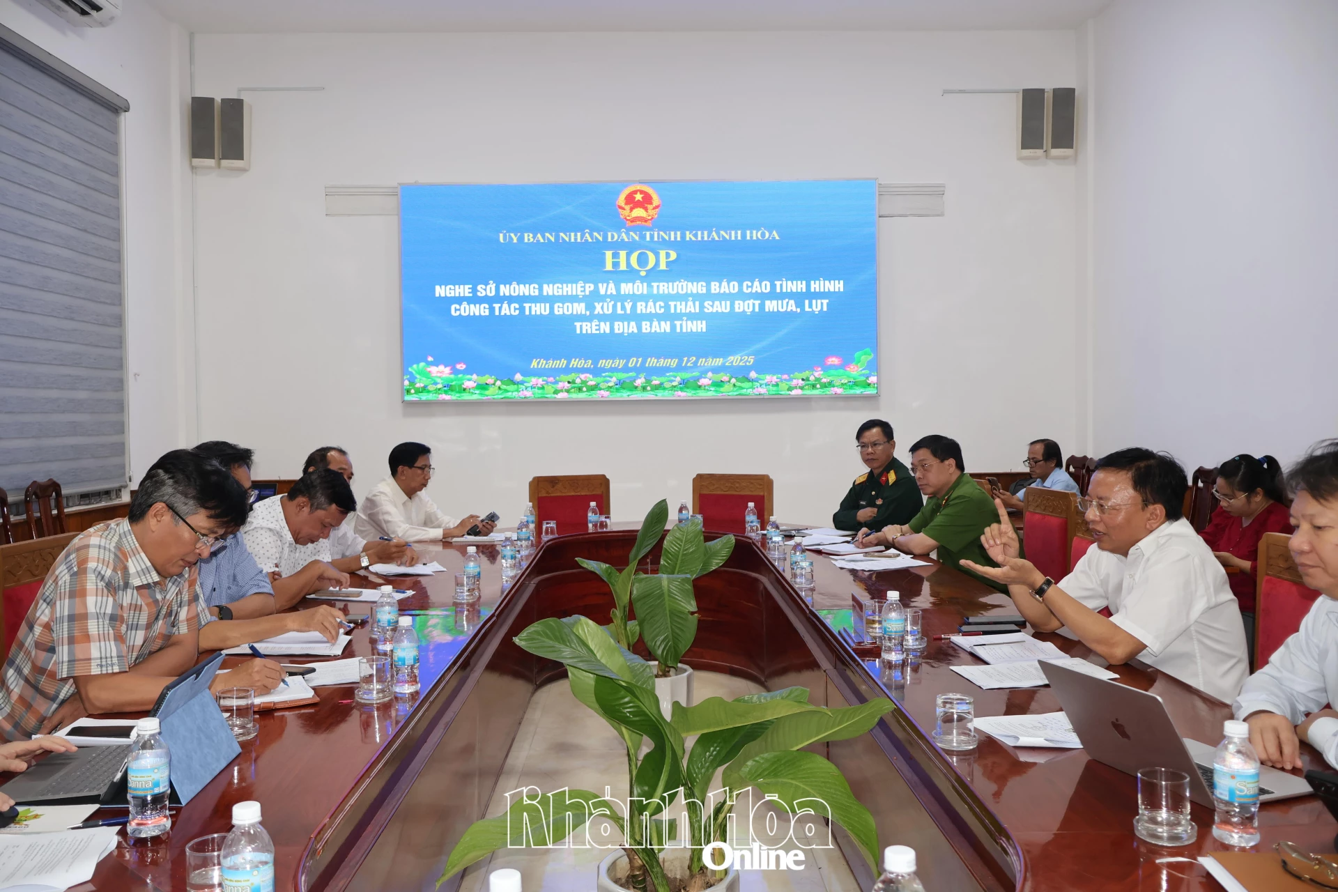 សមមិត្ត Le Huyen ដឹកនាំកិច្ចប្រជុំ។