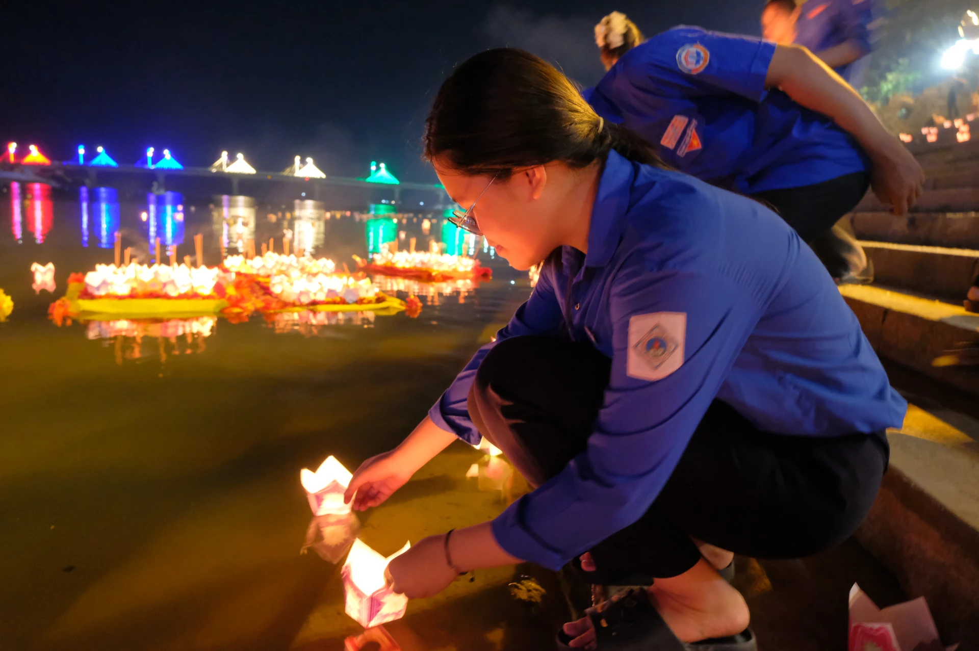 Lansarea felinarelor cu flori pe râul Thach Han - Fotografie: T. Tuyen