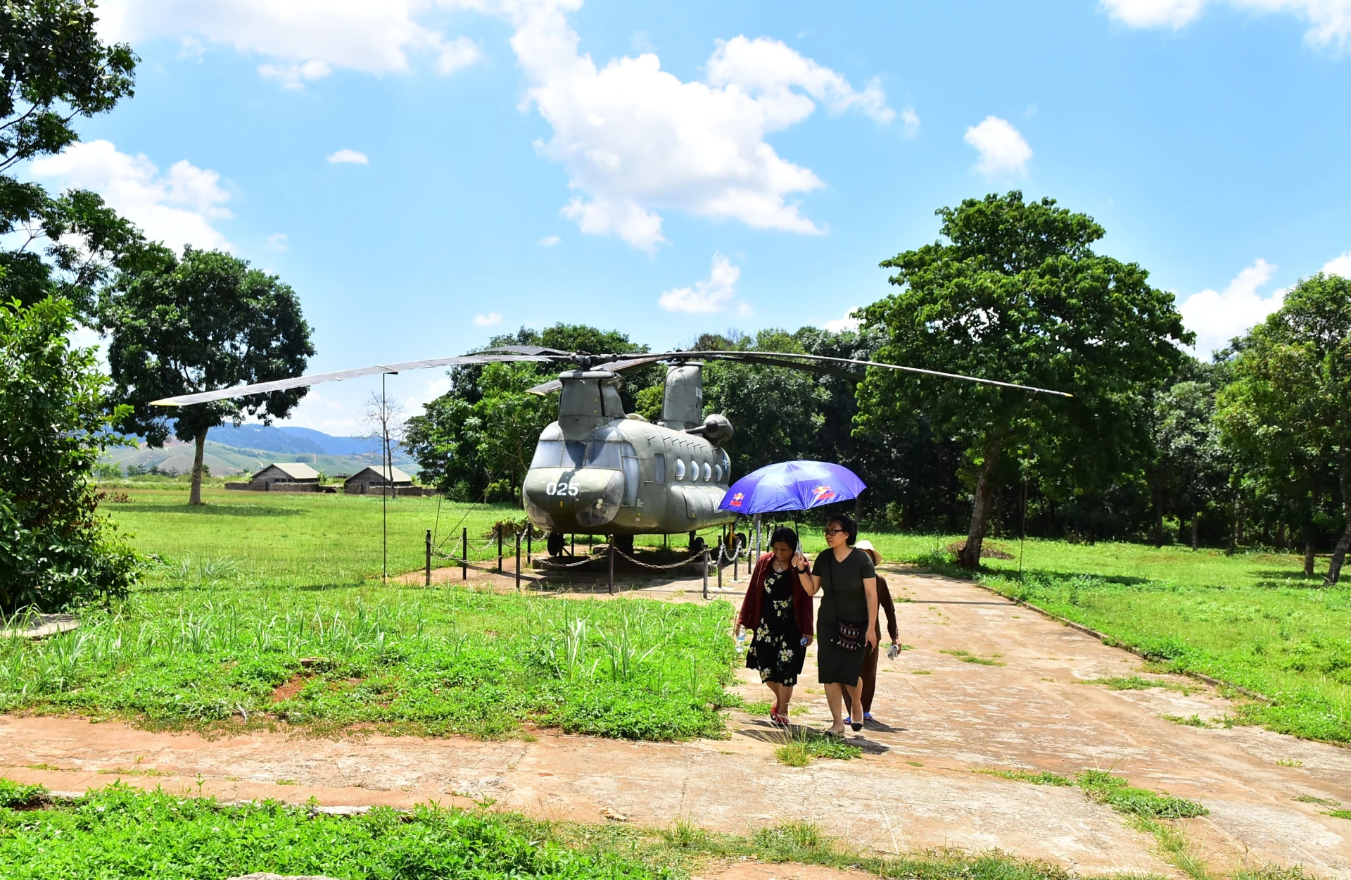 Turiștii vizitează relicva de la Aeroportul Ta Con - Foto: T. Tuyen