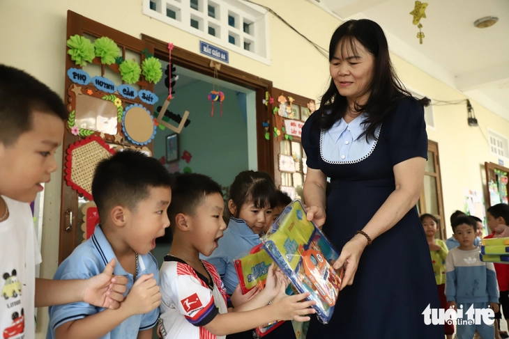 Học sinh mầm non vùng lũ Hòa Thịnh rộn ràng trở lại trường với sách giáo khoa, đồ chơi mới - Ảnh 1.