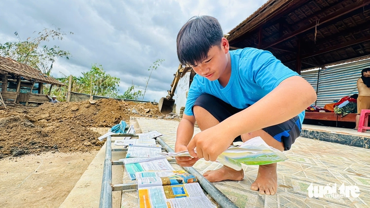 Học sinh mầm non vùng lũ Hòa Thịnh rộn ràng trở lại trường với sách giáo khoa, đồ chơi mới - Ảnh 2.