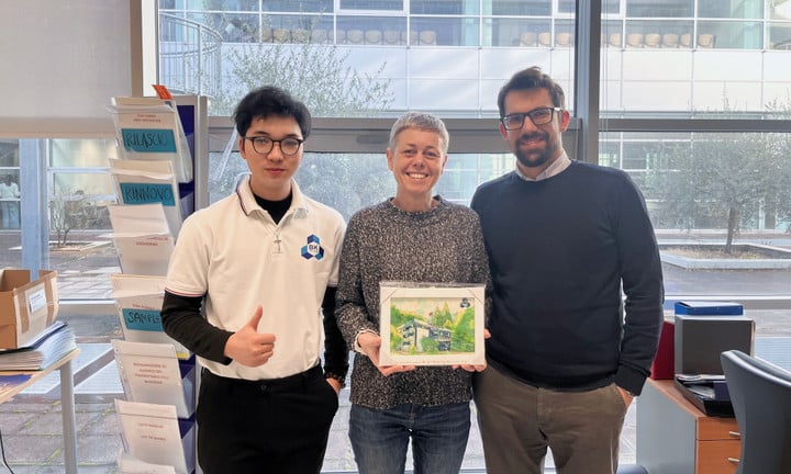 Thanh Tai ließ sich im Januar 2025 mit zwei Dozenten des Fachbereichs Auswärtige Angelegenheiten der Universität Trient, Italien, fotografieren (Foto: NVCC).