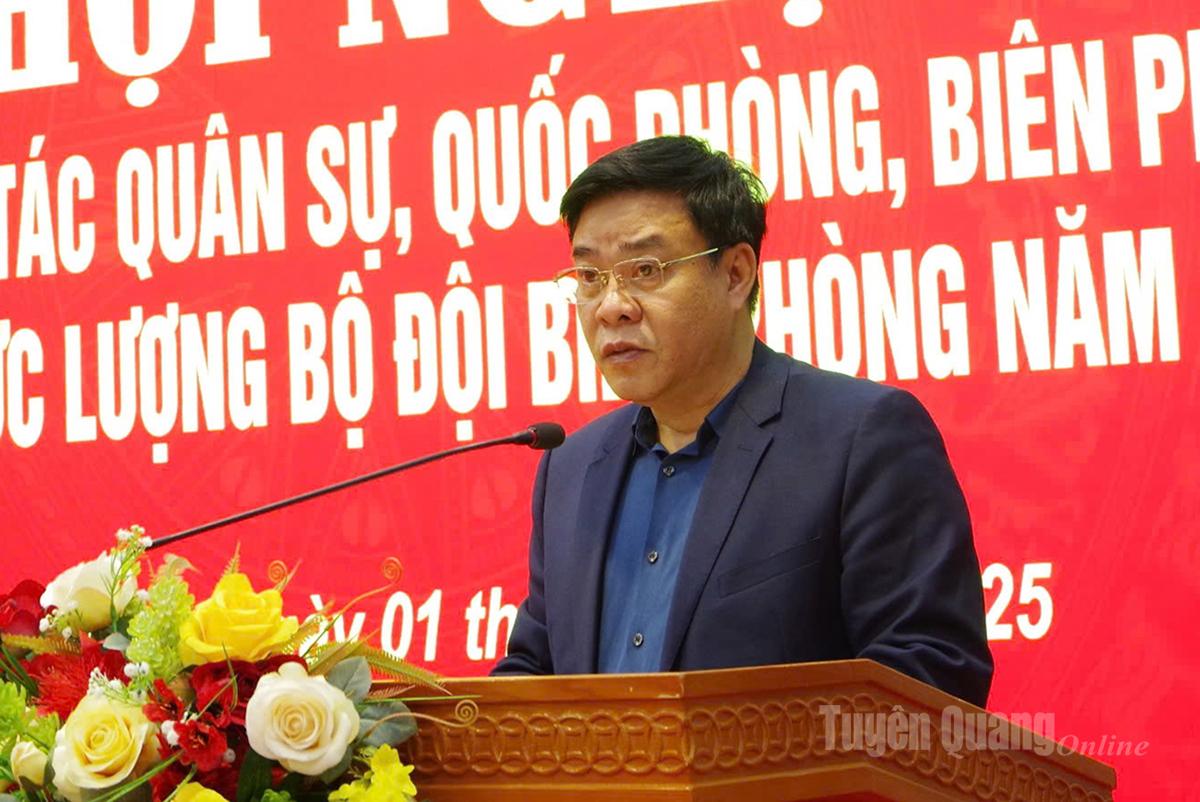 អនុប្រធានគណៈកម្មាធិការប្រជាជនខេត្ត Hoang Gia Long ថ្លែងសុន្ទរកថាក្នុងសន្និសីទ។