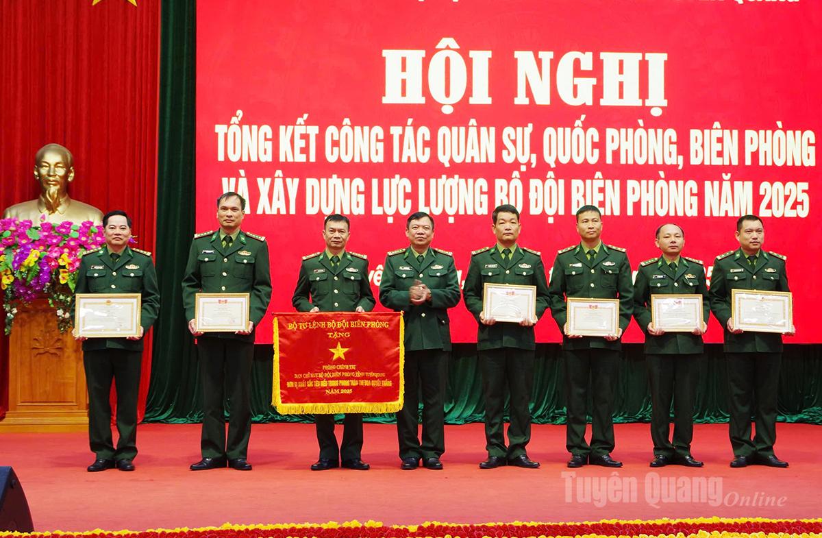 លោកវរសេនីយ៍ឯក Dao Hong Ha ស្នងការរងនយោបាយនៃបញ្ជាការដ្ឋានកងរាជអាវុធហត្ថខេត្ត និងជាស្នងការនយោបាយនៃបញ្ជាការដ្ឋានការពារព្រំដែនខេត្ត បានប្រគល់រង្វាន់ដល់សមូហភាពដែលមានស្នាដៃឆ្នើម។