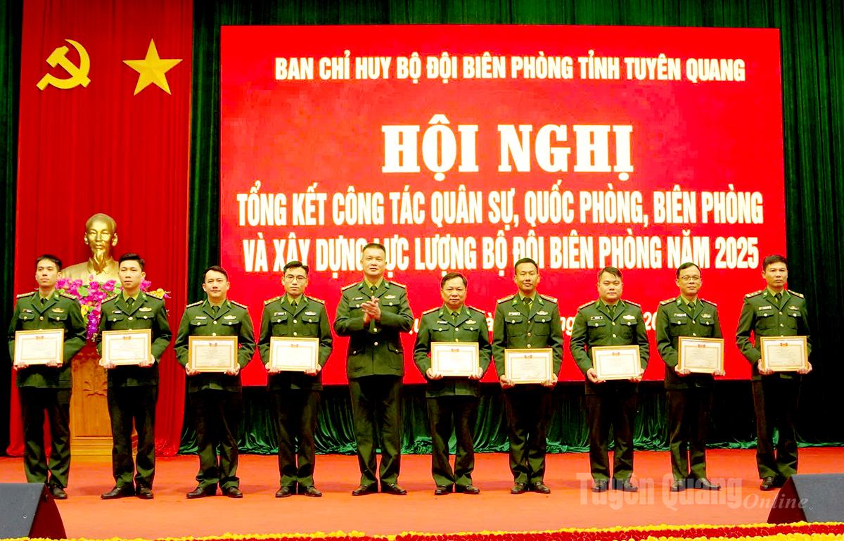 លោកវរសេនីយ៍ឯក Hoang Ngoc Dinh មេបញ្ជាការរងនៃបញ្ជាការដ្ឋានកងរាជអាវុធហត្ថខេត្ត និងជាមេបញ្ជាការបញ្ជាការដ្ឋានការពារព្រំដែនខេត្ត បានប្រគល់រង្វាន់ដល់បុគ្គលដែលមានស្នាដៃឆ្នើម។