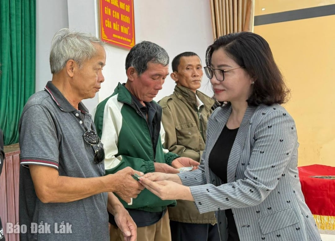 សមមិត្ត Nguyen Thi Thu Nguyet សមាជិកគណៈកម្មាធិការបក្សខេត្ត អនុប្រធានគណៈប្រតិភូរដ្ឋសភាខេត្ត ជូនអំណោយដល់គ្រួសារដែលមានអ្នកស្លាប់ ឬបាត់ខ្លួននៅសង្កាត់ Dong Hoa។