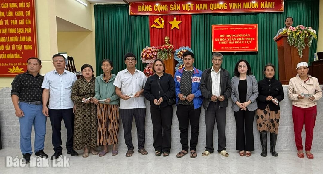 ថ្នាក់ដឹកនាំគណៈប្រតិភូខេត្ត និងតំណាងក្រុមអ្នកស្ម័គ្រចិត្ត Cong Vu នាំយកថវិកាឧបត្ថម្ភដល់គ្រួសារអ្នកស្លាប់ និងបាត់ខ្លួននៅឃុំ Hoa Xuan។