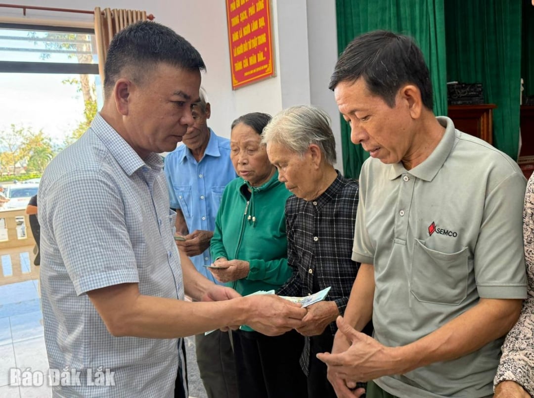 លោក Vu Lap Cong តំណាងក្រុមស្ម័គ្រចិត្ត Cong Vu បានផ្តល់អំណោយដល់គ្រួសារដែលផ្ទះដួលរលំនៅសង្កាត់ Dong Hoa ។