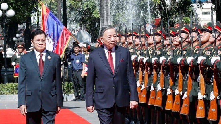 Laos generalsekretær og president Thongloun Sisoulith og generalsekretær To Lam gjennomgikk den laotiske folkehærens æresgarde under den høytidelige velkomstseremonien for generalsekretær To Lam og hans kone i Vientiane, Laos om morgenen 1. desember. (Foto: Thong Nhat/VNA)