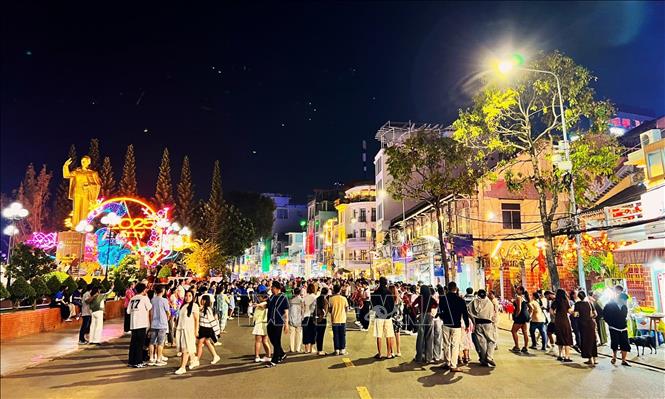 Cần Thơ mở lại tuyến phố đi bộ khu vực bến Ninh Kiều - Ảnh 2.